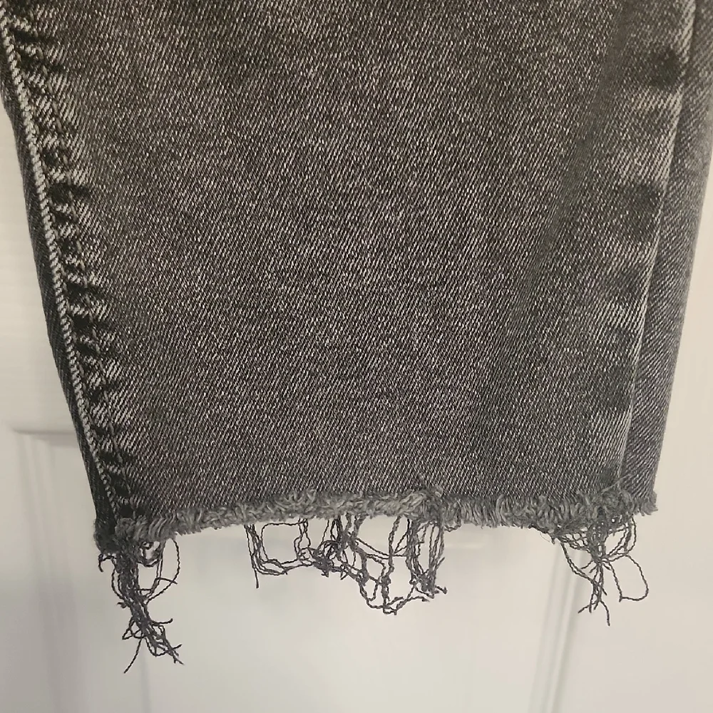 Old Navy Charcoal Distressed Cropped Jeans - Picture 8 of 13